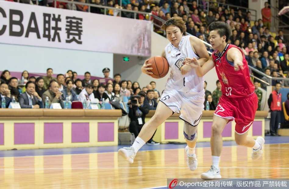 获胜后的广东女篮全体队员围成一个紧密的圆圈，她们肩并着肩，头碰着头，共同庆祝这场紧张激烈的胜利，青春的脸庞上写满了兴奋与团结。