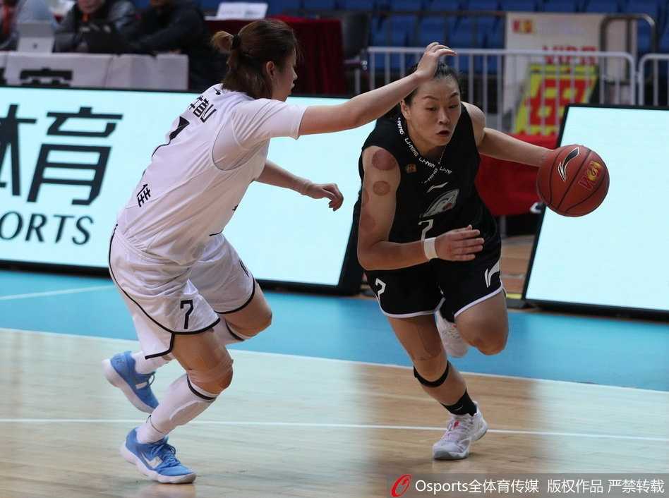 暂停时刻，广东队主帅手持战术板，画出一道道箭头，围成一圈的队员们神情专注，汗水顺着脸颊滑落也浑然不觉。