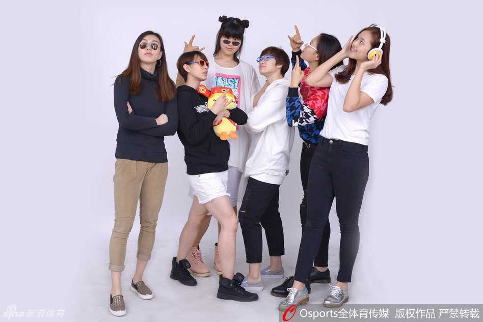 内线支柱李月汝在合影中显得格外引人注目，她高举着象征吉祥的红色中国结，眉眼弯弯笑得像个孩子。这位后来在WNBA赛场驰骋的山西姑娘，彼时正蓄势待发，准备用自己扎实的篮下技术为广东女篮开辟一片新天地。