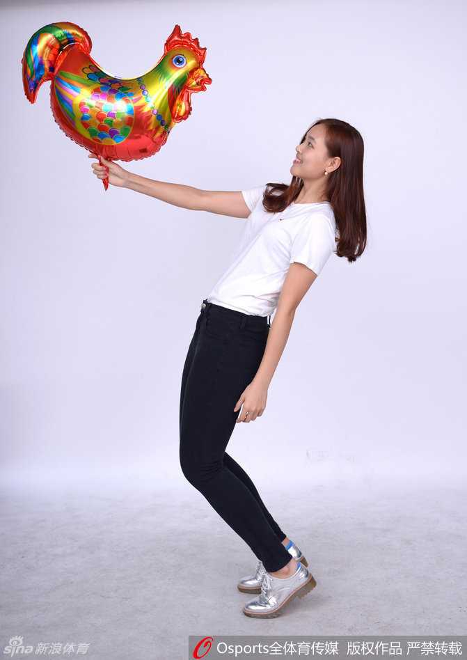 后场双枪沈怡和杨雅惠手持中国结，展现出后卫线特有的灵动与睿智。她们是球队运转的大脑，虽不像中锋那样抢眼，却用一次次精准的传球梳理着球队的进攻节奏，是南粤玫瑰绽放幕后不可或缺的绿叶。