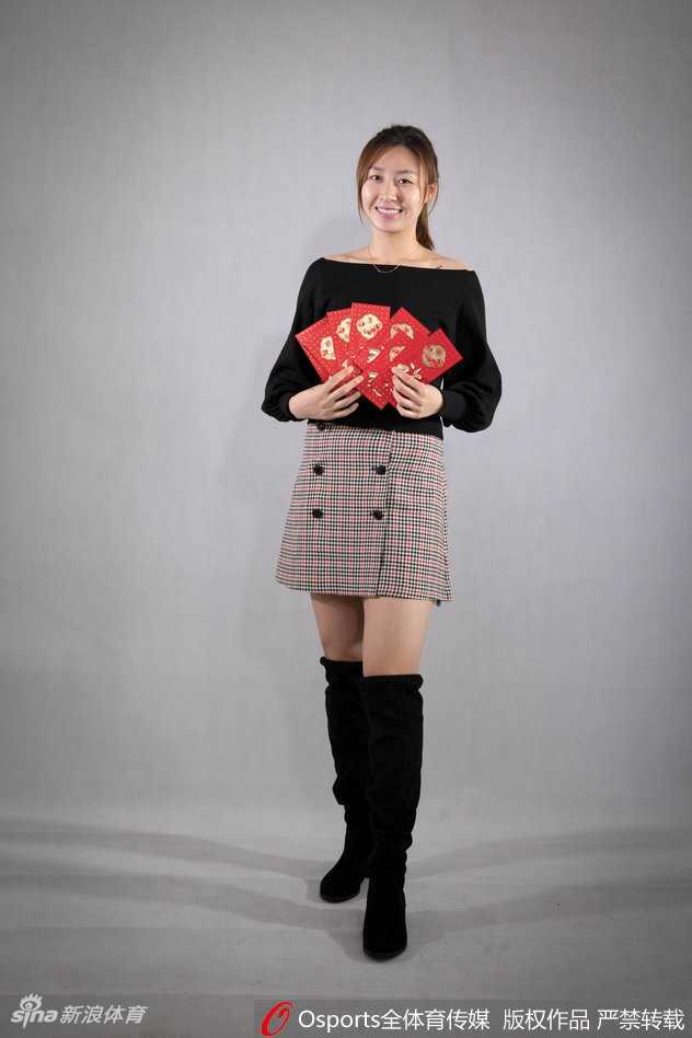 李月汝在人群中显得格外突出，她弯下腰以便能和前排队友一同入镜，这个贴心的动作细节展现了她憨厚可爱的性格，她手中的福字仿佛也承载着对球迷沉甸甸的祝福。