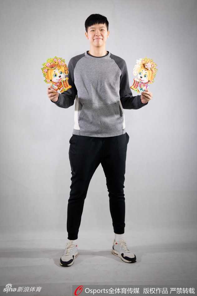 年轻的潜力新星杨舒予单独出镜，她抱着一个篮球造型的新年玩偶，笑容阳光而纯净，仿佛一颗正在冉冉升起的新星，预示着广东女篮未来的无限可能。