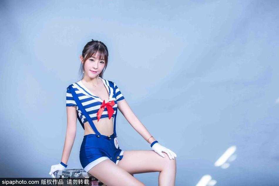 宏远啦啦队的几位成员在观众席上合影，她们穿着统一的水手服，手中拿着助威用的加油棒，对着镜头露出灿烂而自信的笑容，展现出团队的默契与活力。