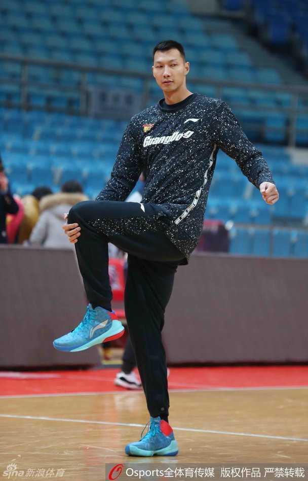 董瀚麟在禁区内卡位要球，面对防守强硬上篮，表情坚毅。年轻的内线悍将正通过汗水兑现天赋，渴望在新赛季撑起宏远的内线天空。