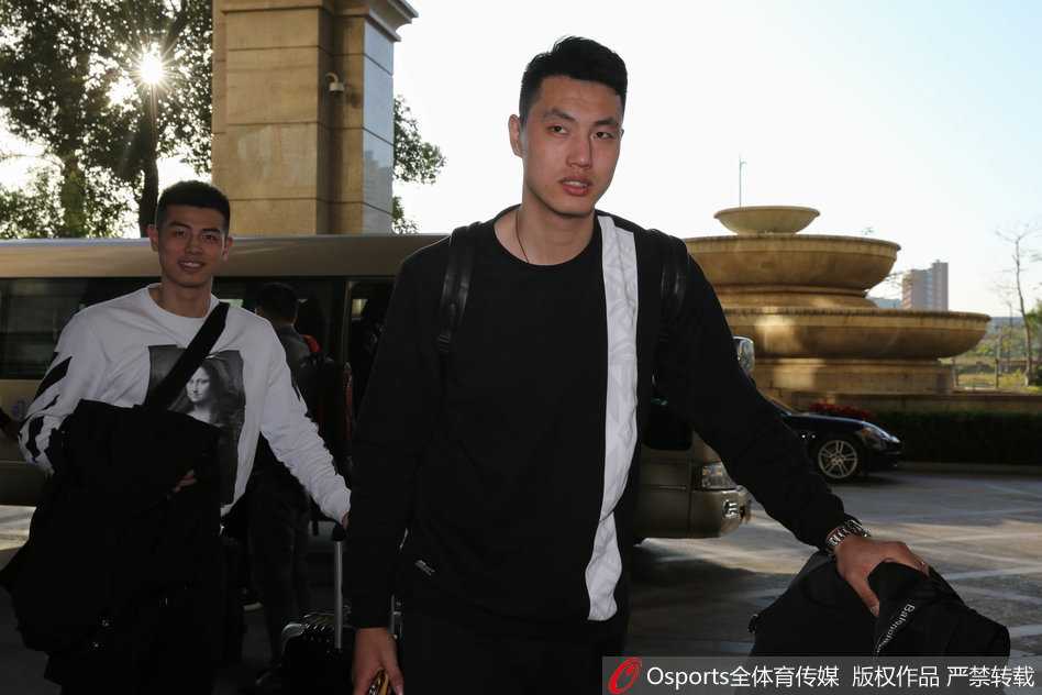 辽宁队中锋韩德君身着便装办理入住，胖乎乎的脸上带着憨厚的微笑，庞大的身躯在酒店大堂里格外引人注目