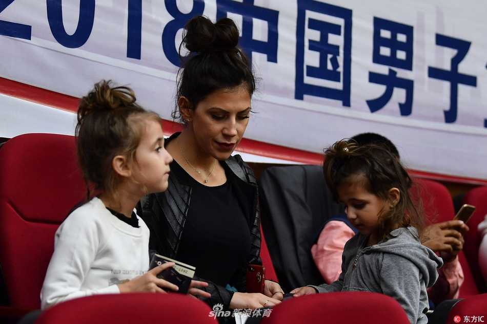 赛后，博洛西斯怀抱女儿走向更衣室通道，小女儿好奇地打量着周围的一切，他身后的妻子面带微笑，一家人在客场球迷的欢呼声中享受着胜利的喜悦。