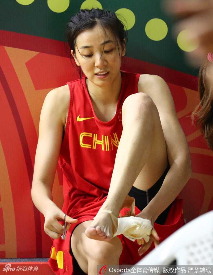 赵爽正解下身上缠绕的绷带，虽然面露疲惫，但眼神坚定，旁边的队友们三三两两坐在地上进行拉伸放松。