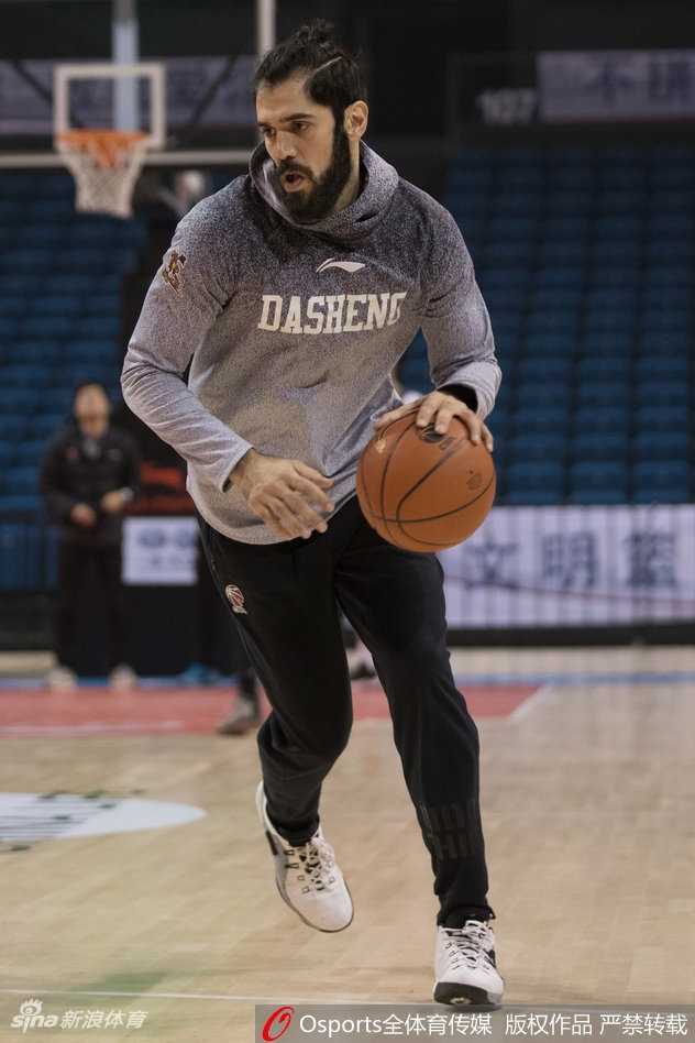 助理教练拿着战术板大声指挥场上的跑位，球员们依照战术折返奔跑，整个训练场弥漫着严肃而紧张的战斗气氛。