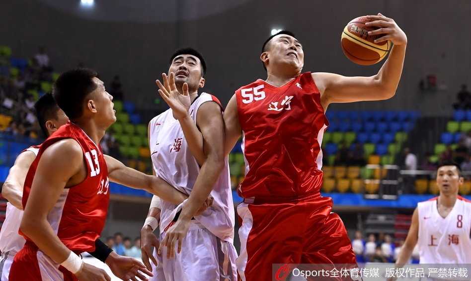 郭艾伦如一道黑色闪电贯穿全场，他高速运球变向过掉防守人，眼神专注地盯着篮筐，准备完成致命一击。