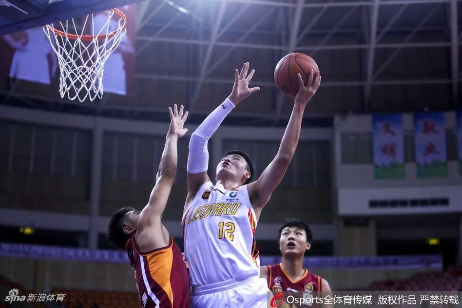 顾全在底角接球后稍作调整，手起刀落三分命中，这一球让深圳队的替补席瞬间沸腾。