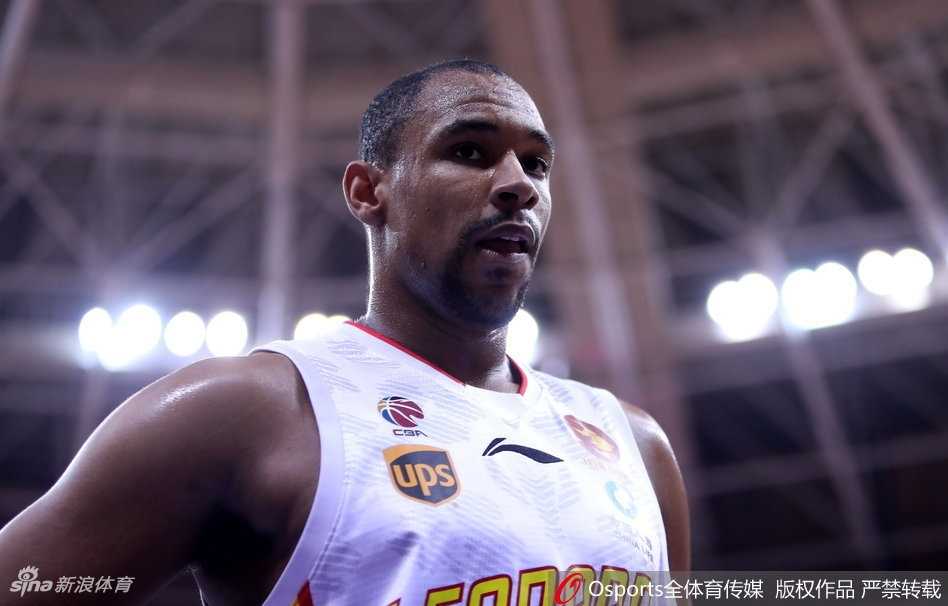 李慕豪高高跃起送出一记惊天大帽，将对手的上篮狠狠扇出界外，这一刻他就是深圳内线的守护神。