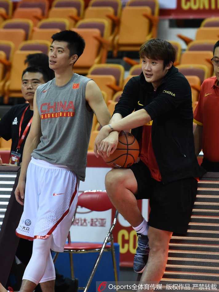 丁彦雨航在训练中持球突破，动作流畅而坚决，他在CBA加冕MVP后，正向着更高的篮球殿堂发起冲击。