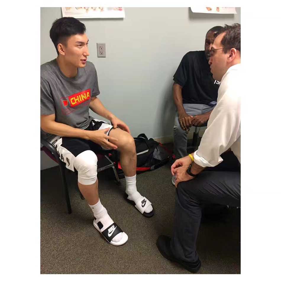 在安静的诊疗室内，可兰白克正在与医生进行深入交流，他用手比划着膝盖的位置，详细描述着那一阵阵困扰他已久的隐痛。