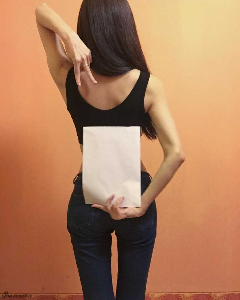 张小壹在海边度假，身穿比基尼搭配轻薄罩衫，修长的小麦色美腿在沙滩上格外吸睛，充满了阳光健康的气息