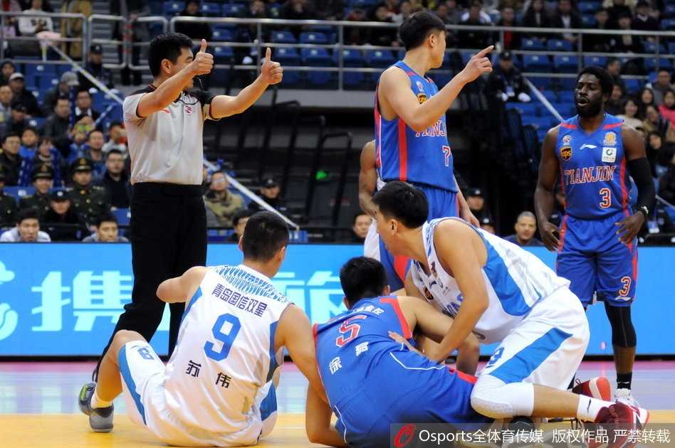 场边的巩晓彬指导目光如炬，他紧盯着场上瞬息万变的局势，双手拢在嘴边大声呼喊战术，每一个手势都传递着对胜利的渴望和对局势的精准把控。