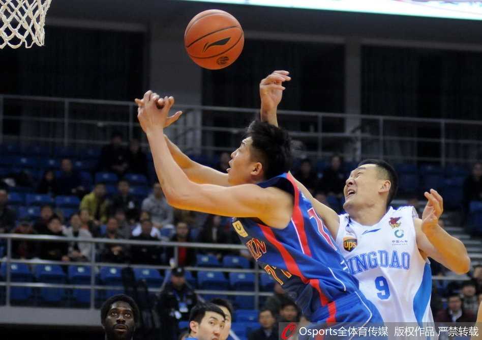 看台上的青岛球迷们全体起立，挥舞着手中的助威棒，脸上洋溢着激动与自豪，这片蓝色的海洋用最热情的呐喊声陪伴球队战斗到了最后一刻。