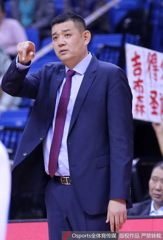 许家晗犹如一道白色闪电掠过球场，他急速的突破上篮让天津队的防守球员只能望尘莫及，这一刻时间仿佛凝固，只有篮球空心入网的声音清脆悦耳。