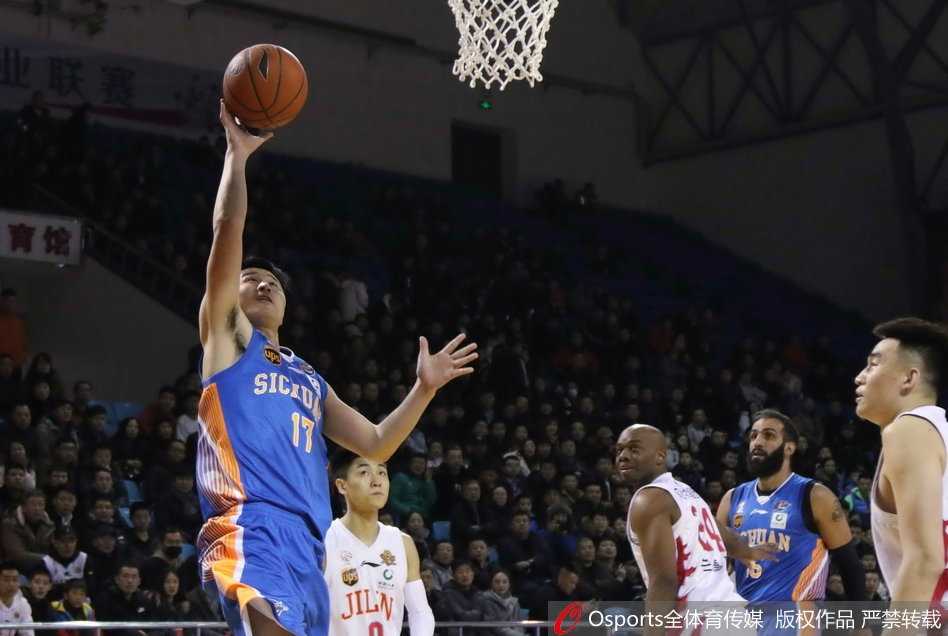 四川队老将孟达迎着防守漂移跳投，篮球在空中划出一道美丽的弧线，他的眼神依然专注，展现出一位老兵在逆境中的坚守与不屈。