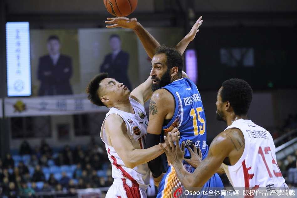 兰德里在四川队内线群中高高跃起，以一记势大力沉的单手劈扣震撼全场，眼神中充满了终结连败的渴望与霸气。