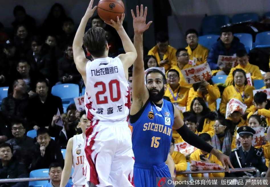 吉林队后卫高诗岩如闪电般突破四川队的双层防线，在空中与对方中锋对抗后，用一个极不协调的姿势将球高抛送入篮筐，表情坚毅果敢。