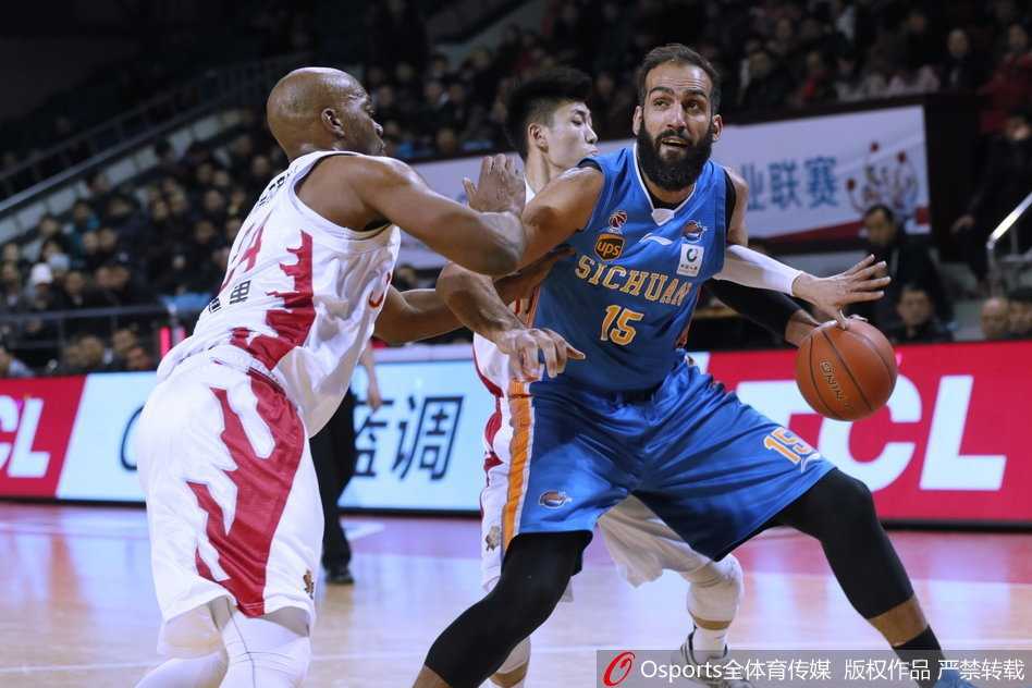 韦弗面对四川队的贴身紧逼，冷静地背后运球摆脱防守，随后突然加速直杀篮下，举手投足间尽显前NBA球员的潇洒与自信。