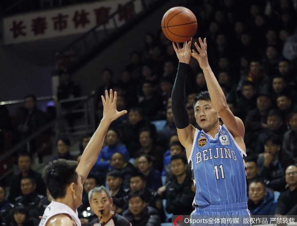 获胜后的吉林队员们围在一起激情庆祝，汗水与笑容交织在一起，这一刻的荣耀属于团结一心的东北虎全体将士。