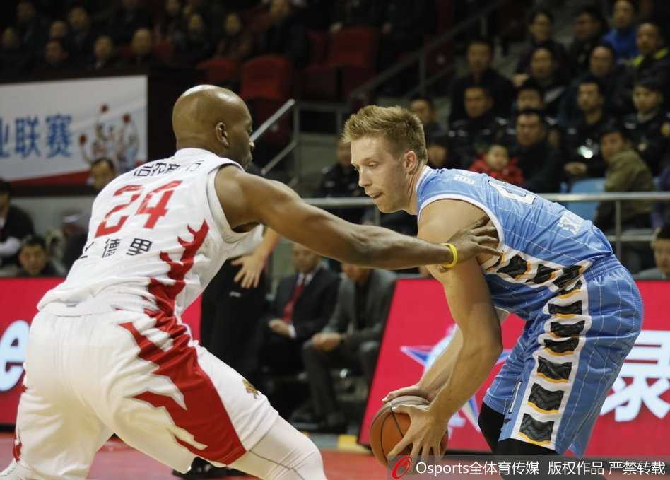 兰德里在三人包夹之下强行起跳上篮，身体在空中舒展成一张弓，展现出惊人的核心力量和必胜的决心。