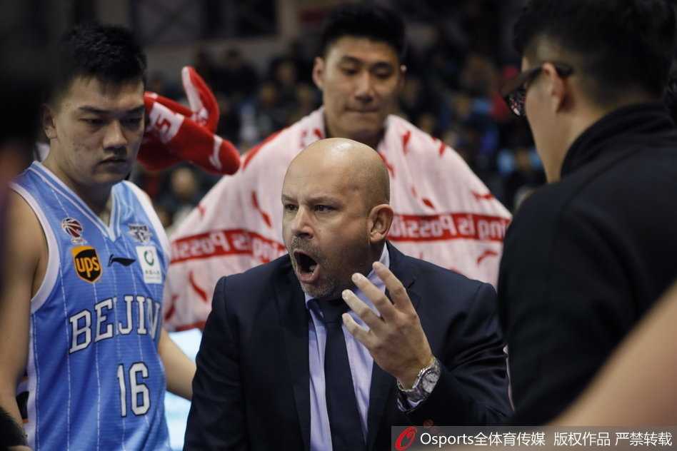 吉林外援韦弗在防守球员的紧逼下，依然从容运球，眼神坚毅地观察着场上的局势，仿佛在寻找一击制胜的杀机。