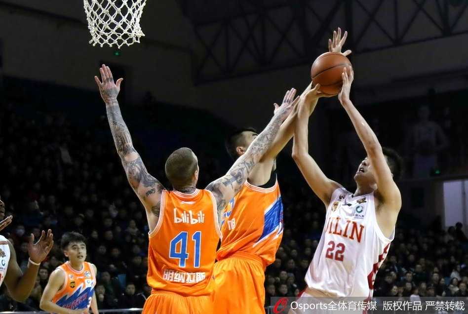 上海大鲨鱼球员在吉林队内线高高跃起，完成一记势大力沉的单手灌篮