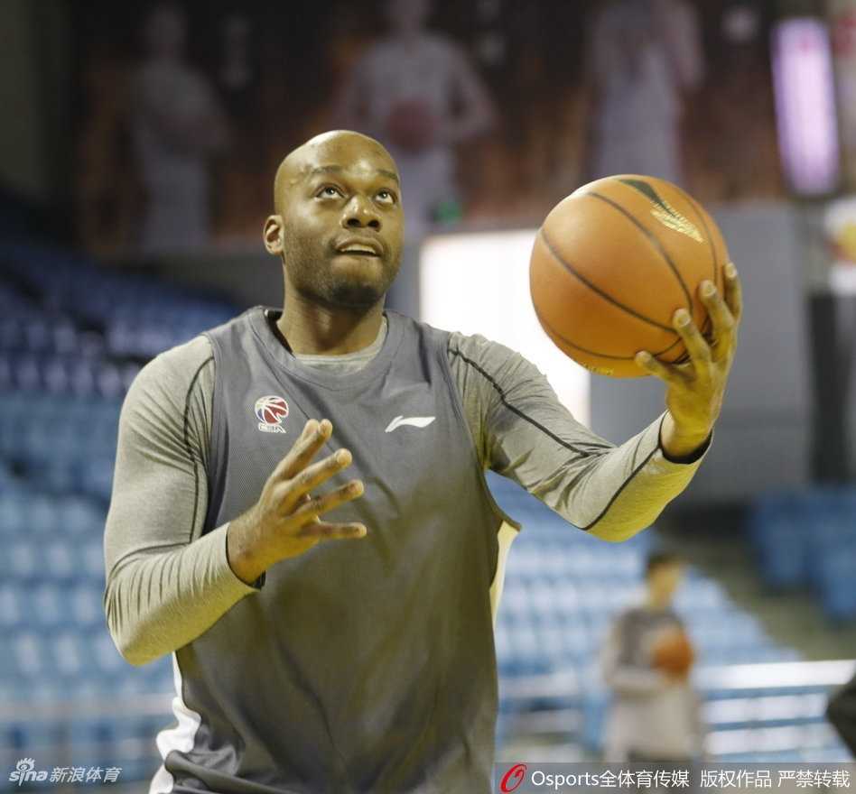 吉林队赛前热身，球员们神情轻松但目光坚定，整个球馆弥漫着大战前的紧张与兴奋。