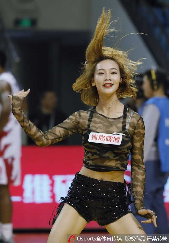 看台上，啦啦队队员们身着红白相间的活力服装，扎着高高的马尾辫，用整齐划一的动作演绎着激情四射的舞蹈，成为赛场边一道亮丽的风景线。