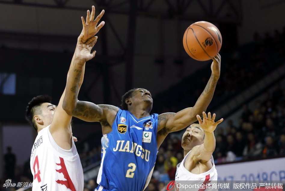 吉林队外援卡尔·兰德里遭遇江苏双人包夹，肌肉碰撞的火花仿佛要溢出屏幕，展现着内线搏杀的惨烈。