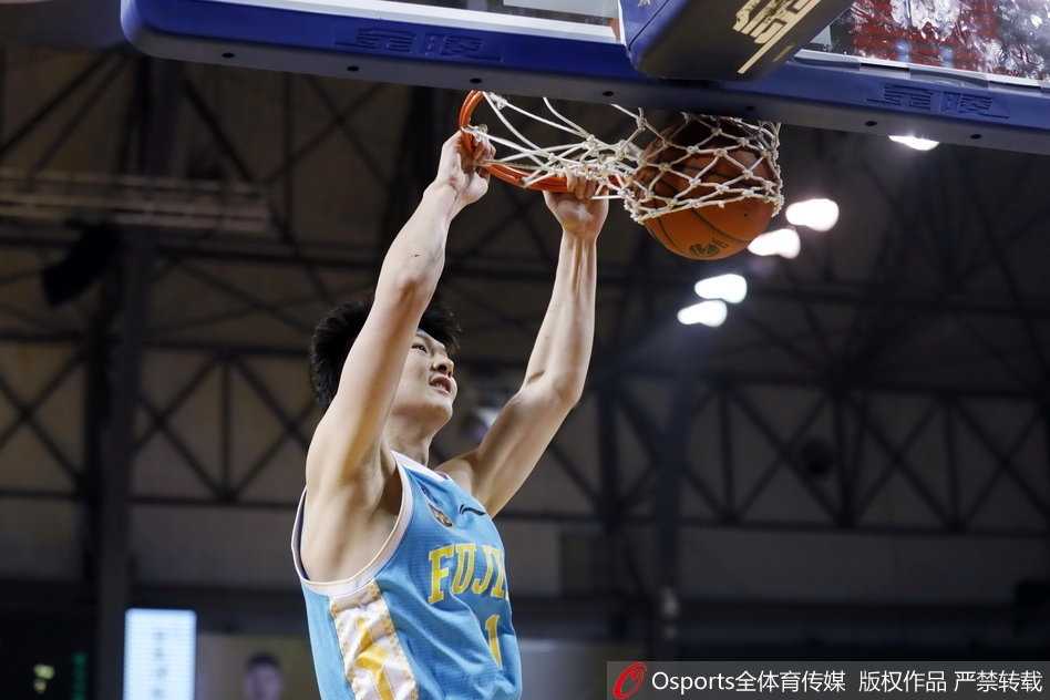 福建外援史密斯如猎豹般撕裂防守，高高跃起在空中形成一道黑色闪电，手中的皮球即将坠入篮网。