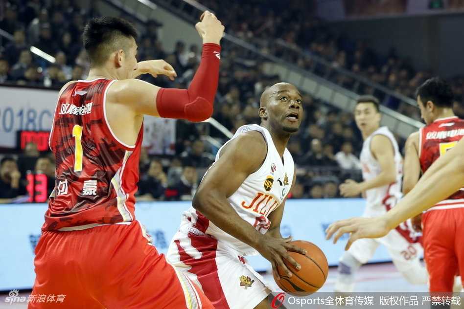 八一队田宇翔在吉林队主场球迷震耳欲聋的助威声中，依然沉着冷静地持球突破，寻找着撕开防线的机会。