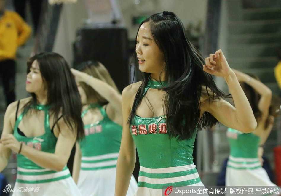 吉林啦啦队集体热舞，修长美腿整齐划一，动感节奏中裙摆如浪花翻涌