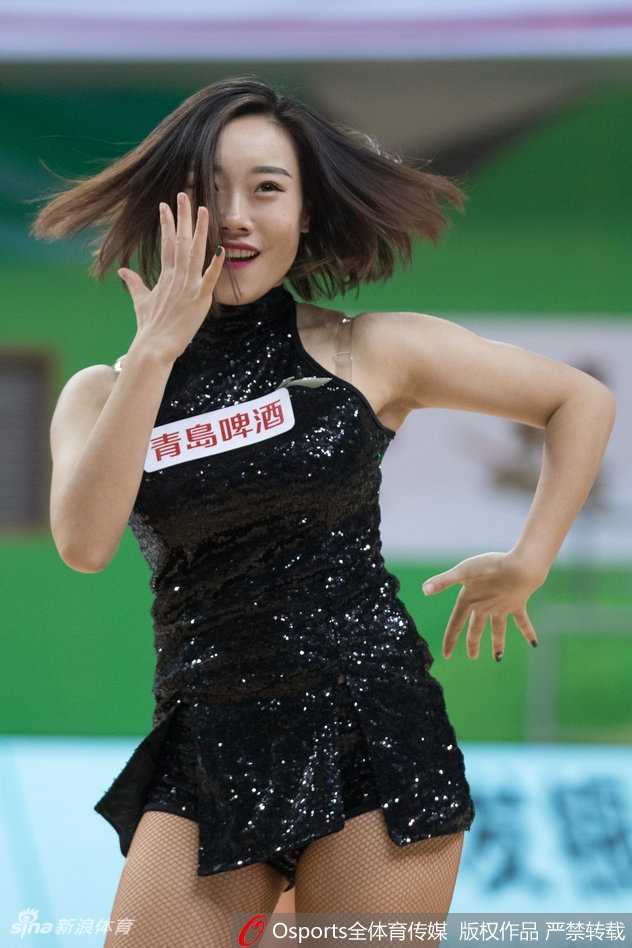 在灯光聚焦下，一位队员扎着高高的马尾，精致的侧颜和挺拔的身姿在热舞间隙定格，宛如赛场边的美丽雕塑