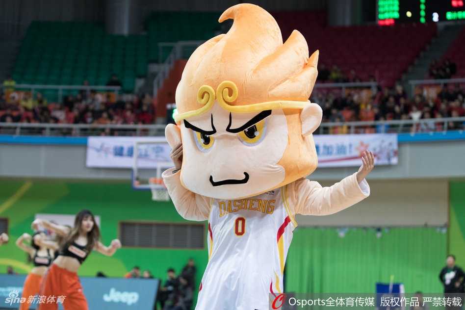 三名同曦啦啦队员排成一列，动作整齐划一，黑色的长靴和红色的短裙在球场地板上显得格外醒目