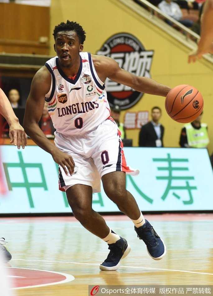 浙江队核心吴前迎着防守人干拔三分，篮球在空中划过一道彩虹弧线，眼神中满是不甘与倔强，全场他独得31分