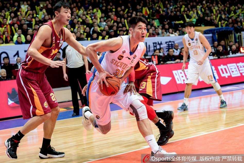 哈达迪利用庞大的身躯在篮下卡住位置，面对三人合围依然强硬地将篮板球收入囊中，眼神中透露出不屈的斗志。