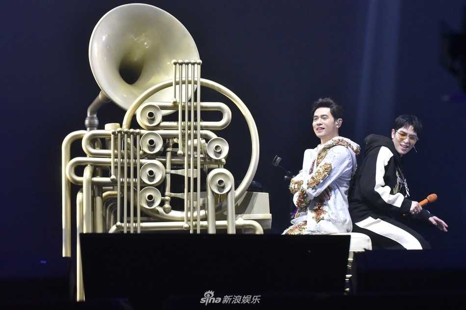 萧敬腾在演唱会上专注地投出篮球，表情认真中带着一丝俏皮，他与周杰伦的投篮对决成为当晚最有趣的环节之一。