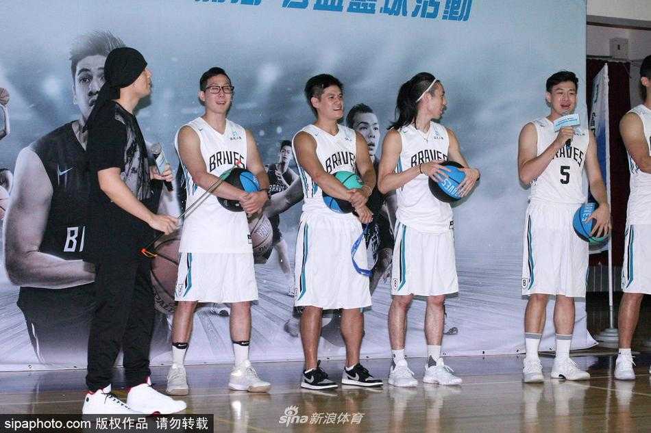 周杰伦头绑黑色头巾，身穿黑色球衣在球场上专注运球，眼神犀利，头巾下的表情显得英气十足，仿佛瞬间回到了热血街头球场。