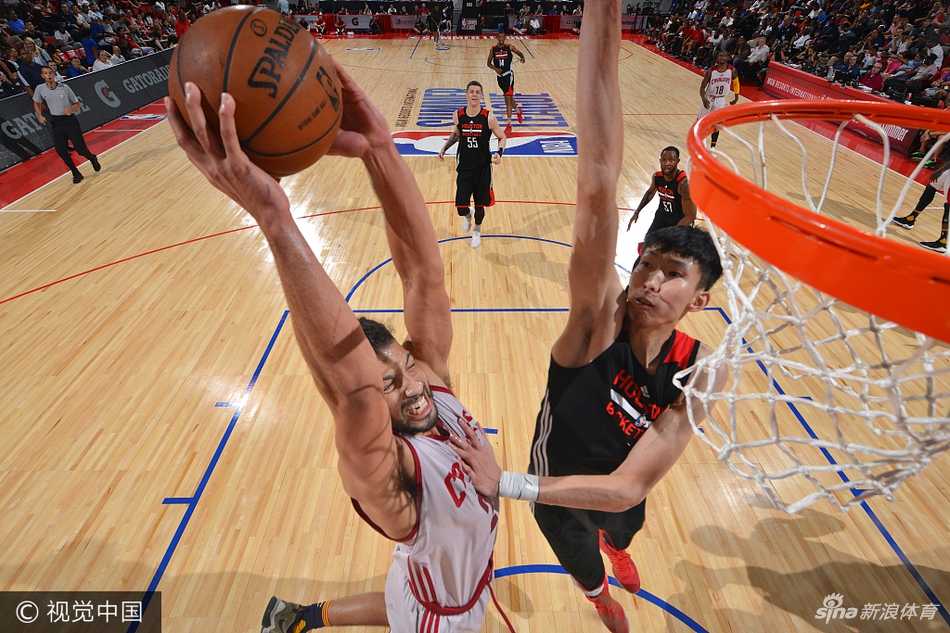 眼神坚毅的周琦在对手起跳的刹那擎天巨掌般将球扇飞，篮架下的阴影仿佛都被他的防守气势所笼罩。