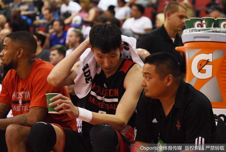 比赛间隙，周琦侧耳倾听翻译转述，神情专注地领会教练的战术布置