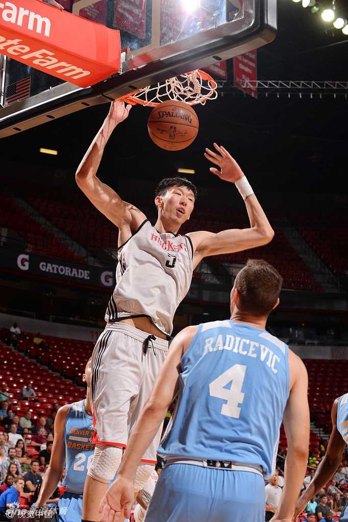 周琦在篮下卡位抢篮板，他利用身高优势将对手挡在身后，双臂高举准备摘下篮板球。