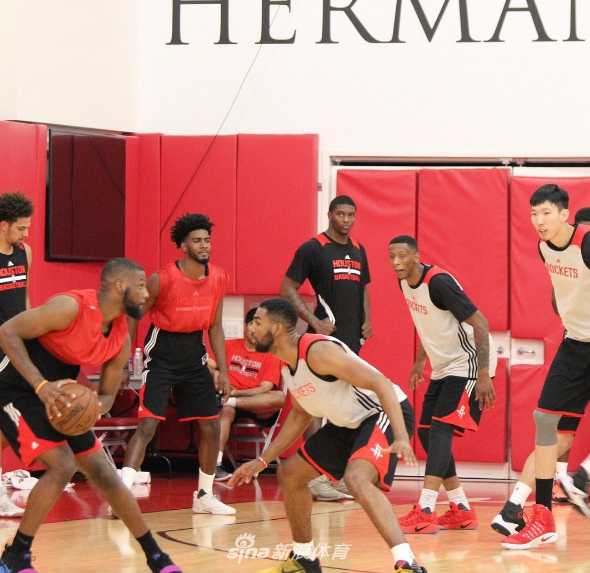 在激烈的队内对抗赛中，周琦如同一位指挥家，用眼神和手势与队友交流战术，他张开双臂示意跑位，完全沉浸在了战术演练的节奏里。