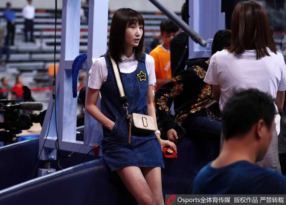 比赛结束，人潮涌动，刘美起身准备离去，她的身影在喧嚣的场馆中显得宁静而美好，仿佛只是来赴一场与青春和爱人的约会。