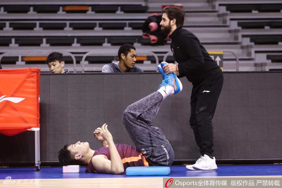 训练馆内气氛凝重，翟晓川眼神如炬，一记势大力沉的劈扣引爆全场，仿佛要将所有的不快都砸进篮筐。