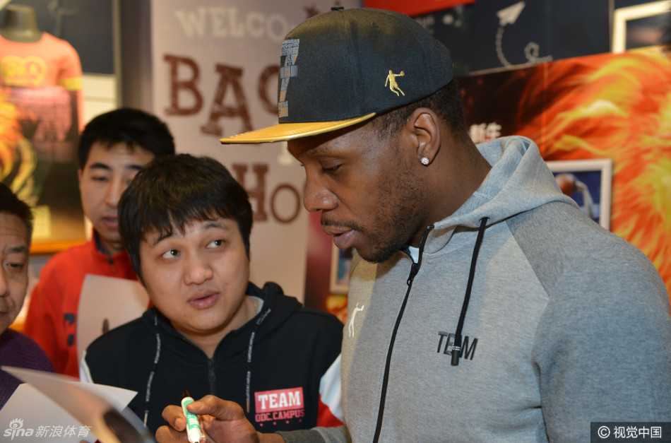 活动尾声，哈德森挥手向球迷告别，现场爆发出不舍的欢呼声，许多人高喊着希望他下赛季继续为辽篮效力