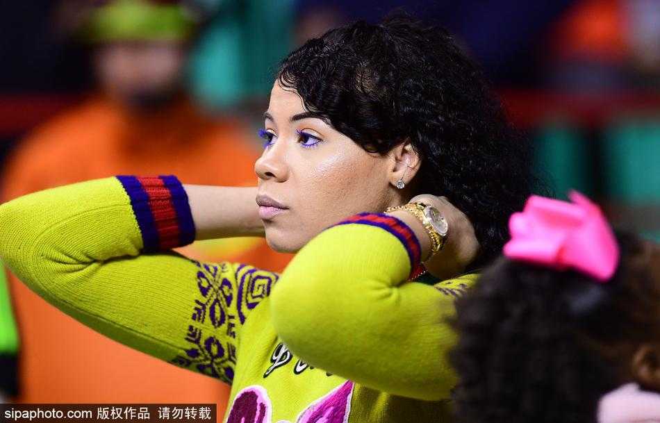 看到女儿可爱的样子，哈德森在场上露出了难得的温柔笑容，随后又立刻投入激烈的对抗中。