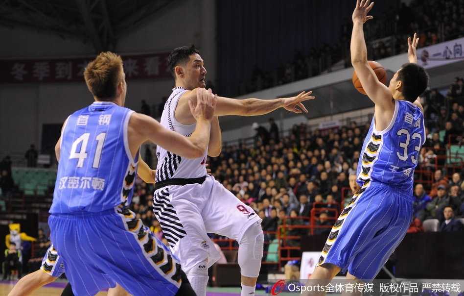 李晓旭高高跃起，用指尖改变了汉密尔顿的投篮轨迹，钟诚在身后卡住位置，两人合力完成这次关键防守，化解了北京队的一次内线进攻。